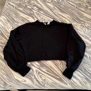 H&M CROPPED BLACK SWEATER